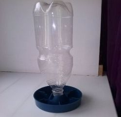 Кормушка/поилка д/домашней птицы под бутылку/банку Кормушка/поилка д/домашней птицы под бутылку/банку